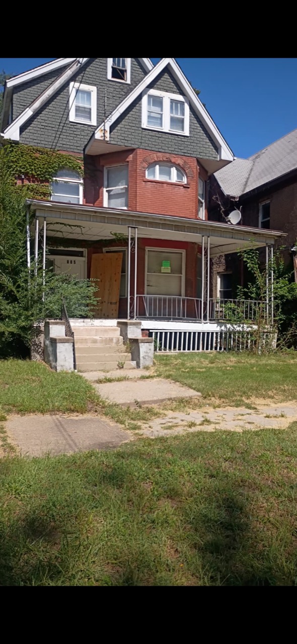 Original front exterior photograph of 805 Northeast Perry Avenue